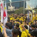 Doc. Sejumlah mahasiswa dan elemen masyarakat menyampaikan aspirasi dalam aksi unjuk rasa di kawasan Jakarta pada Jumat, 12 Juni 2026. Aksi tersebut berlangsung secara tertib dengan pengawalan aparat keamanan.