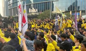 Doc. Sejumlah mahasiswa dan elemen masyarakat menyampaikan aspirasi dalam aksi unjuk rasa di kawasan Jakarta pada Jumat, 12 Juni 2026. Aksi tersebut berlangsung secara tertib dengan pengawalan aparat keamanan.