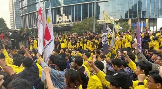 Doc. Sejumlah mahasiswa dan elemen masyarakat menyampaikan aspirasi dalam aksi unjuk rasa di kawasan Jakarta pada Jumat, 12 Juni 2026. Aksi tersebut berlangsung secara tertib dengan pengawalan aparat keamanan.