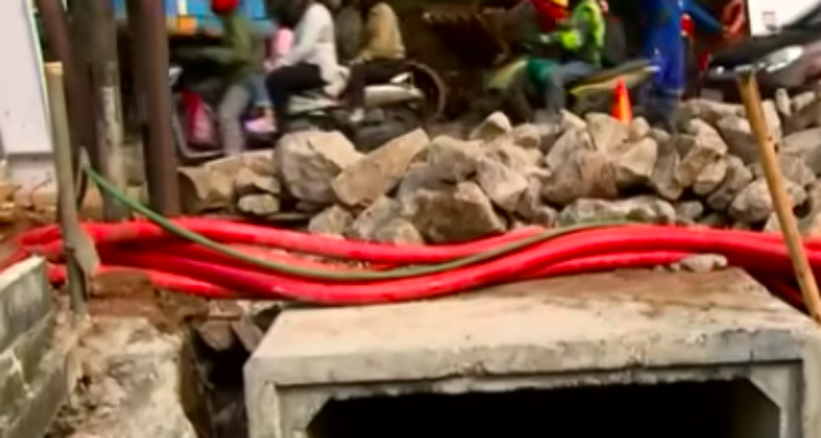 Doc. Petugas melakukan perbaikan pada titik jalan ambles di kawasan Lenteng Agung, Jakarta Selatan, Senin (1/6/2026). Pekerjaan meliputi pemasangan box culvert, pemadatan tanah, dan persiapan pengecoran guna memulihkan fungsi jalan yang terdampak kerusakan akibat saluran drainase bawah tanah yang mengalami penurunan kualitas struktur.