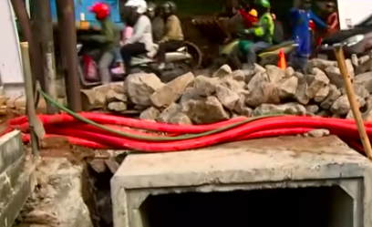 Doc. Petugas melakukan perbaikan pada titik jalan ambles di kawasan Lenteng Agung, Jakarta Selatan, Senin (1/6/2026). Pekerjaan meliputi pemasangan box culvert, pemadatan tanah, dan persiapan pengecoran guna memulihkan fungsi jalan yang terdampak kerusakan akibat saluran drainase bawah tanah yang mengalami penurunan kualitas struktur.