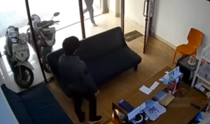 Doc. Tangkapan layar rekaman CCTV memperlihatkan sosok terduga pelaku dari arah belakang sesaat setelah insiden penusukan terhadap seorang perawat di Klinik Gigi King Dental, Kecamatan Periuk, Kota Tangerang, Sabtu (30/5/2026). Rekaman tersebut menjadi salah satu bahan yang digunakan penyidik dalam proses penyelidikan kasus. Foto: Tangkapan Layar CCTV.