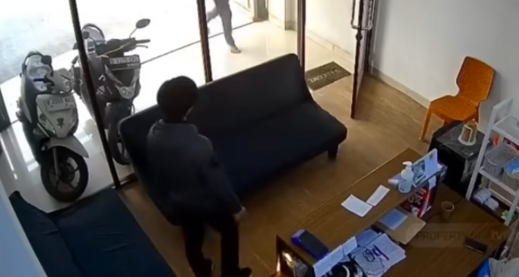 Doc. Tangkapan layar rekaman CCTV memperlihatkan sosok terduga pelaku dari arah belakang sesaat setelah insiden penusukan terhadap seorang perawat di Klinik Gigi King Dental, Kecamatan Periuk, Kota Tangerang, Sabtu (30/5/2026). Rekaman tersebut menjadi salah satu bahan yang digunakan penyidik dalam proses penyelidikan kasus. Foto: Tangkapan Layar CCTV.