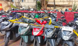 Doc. Barang bukti berupa sejumlah sepeda motor yang diduga hasil tindak pidana pencurian kendaraan bermotor (curanmor) diamankan oleh Unit Reskrim Polsek Tambora, Jakarta Barat, dalam pengungkapan kasus yang melibatkan seorang tersangka berinisial E. Kendaraan tersebut saat ini disita untuk kepentingan penyidikan dan proses hukum lebih lanjut.