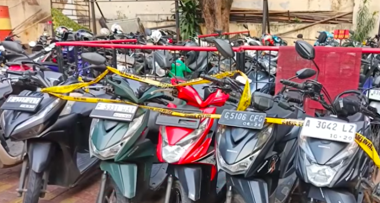 Doc. Barang bukti berupa sejumlah sepeda motor yang diduga hasil tindak pidana pencurian kendaraan bermotor (curanmor) diamankan oleh Unit Reskrim Polsek Tambora, Jakarta Barat, dalam pengungkapan kasus yang melibatkan seorang tersangka berinisial E. Kendaraan tersebut saat ini disita untuk kepentingan penyidikan dan proses hukum lebih lanjut.