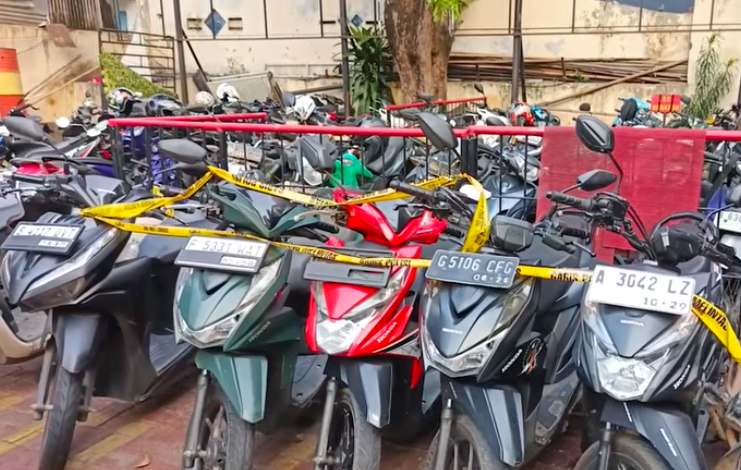 Doc. Barang bukti berupa sejumlah sepeda motor yang diduga hasil tindak pidana pencurian kendaraan bermotor (curanmor) diamankan oleh Unit Reskrim Polsek Tambora, Jakarta Barat, dalam pengungkapan kasus yang melibatkan seorang tersangka berinisial E. Kendaraan tersebut saat ini disita untuk kepentingan penyidikan dan proses hukum lebih lanjut.