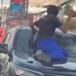 Doc. Tangkapan layar video yang beredar di media sosial memperlihatkan seorang pria berada di atas kap mobil Toyota Fortuner saat terjadi kerumunan massa di kawasan Tanah Abang, Jakarta Pusat, Sabtu (6/6/2026). Dalam rekaman tersebut tampak kaca kendaraan mengalami kerusakan di tengah insiden yang menjadi perhatian publik.