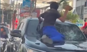 Mobil Fortuner Rusak Diamuk Massa di Tanah Abang, Polisi Lakukan Klarifikasi Doc. Tangkapan layar video yang beredar di media sosial memperlihatkan seorang pria berada di atas kap mobil Toyota Fortuner saat terjadi kerumunan massa di kawasan Tanah Abang, Jakarta Pusat, Sabtu (6/6/2026). Dalam rekaman tersebut tampak kaca kendaraan mengalami kerusakan di tengah insiden yang menjadi perhatian publik.