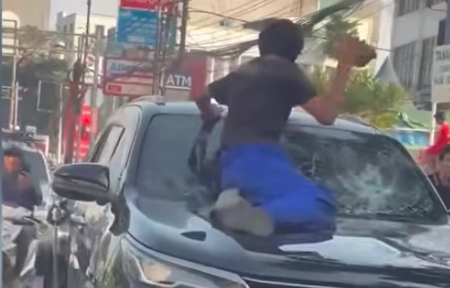 Doc. Tangkapan layar video yang beredar di media sosial memperlihatkan seorang pria berada di atas kap mobil Toyota Fortuner saat terjadi kerumunan massa di kawasan Tanah Abang, Jakarta Pusat, Sabtu (6/6/2026). Dalam rekaman tersebut tampak kaca kendaraan mengalami kerusakan di tengah insiden yang menjadi perhatian publik.