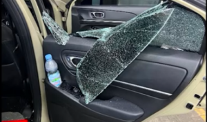 Aksi Pecah Kaca Mobil di Ciputat, Korban Rugi Puluhan Juta Rupiah Doc. Kondisi kaca belakang sebelah kanan mobil Honda HRV milik korban yang pecah akibat aksi pencurian di area parkir sebuah minimarket di Jalan Jombang Raya, Ciputat, Kota Tangerang Selatan. Pelaku diduga memanfaatkan kelengahan korban untuk mengambil sejumlah barang berharga yang berada di dalam kendaraan.