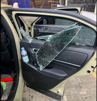 Doc. Kondisi kaca belakang sebelah kanan mobil Honda HRV milik korban yang pecah akibat aksi pencurian di area parkir sebuah minimarket di Jalan Jombang Raya, Ciputat, Kota Tangerang Selatan. Pelaku diduga memanfaatkan kelengahan korban untuk mengambil sejumlah barang berharga yang berada di dalam kendaraan.