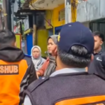 Doc. Petugas Suku Dinas Perhubungan (Sudinhub) melakukan penertiban kendaraan yang parkir di lokasi terlarang saat razia parkir liar di kawasan Pasar Rawa Bening, Jakarta Timur. Operasi tersebut merupakan bagian dari upaya penegakan ketertiban lalu lintas dan pengembalian fungsi trotoar serta bahu jalan sebagai ruang publik yang semestinya.