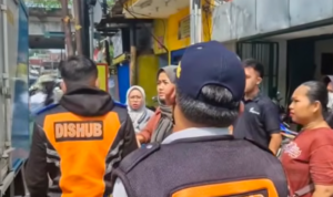 Razia Parkir Liar di Jakarta Timur dan Jakarta Pusat Diwarnai Protes Warga Doc. Petugas Suku Dinas Perhubungan (Sudinhub) melakukan penertiban kendaraan yang parkir di lokasi terlarang saat razia parkir liar di kawasan Pasar Rawa Bening, Jakarta Timur. Operasi tersebut merupakan bagian dari upaya penegakan ketertiban lalu lintas dan pengembalian fungsi trotoar serta bahu jalan sebagai ruang publik yang semestinya.