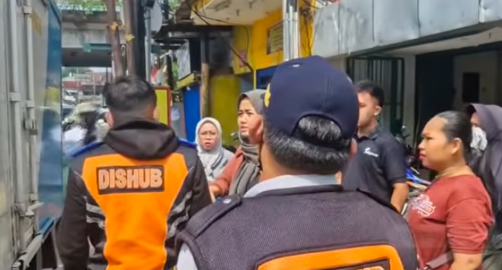 Doc. Petugas Suku Dinas Perhubungan (Sudinhub) melakukan penertiban kendaraan yang parkir di lokasi terlarang saat razia parkir liar di kawasan Pasar Rawa Bening, Jakarta Timur. Operasi tersebut merupakan bagian dari upaya penegakan ketertiban lalu lintas dan pengembalian fungsi trotoar serta bahu jalan sebagai ruang publik yang semestinya.