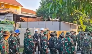 Eksekusi Rumah Dinas TNI di Lenteng Agung Berlangsung, Sejumlah Warga Tempuh Jalur Hukum Doc. Sejumlah personel TNI bersiaga di kawasan rumah dinas Denzihandak TNI Angkatan Darat, Lenteng Agung, Jakarta Selatan, saat pelaksanaan proses pengosongan rumah dinas, Selasa (9/6/2026). Kehadiran personel dilakukan untuk mengamankan jalannya kegiatan dan menjaga ketertiban selama proses eksekusi berlangsung.