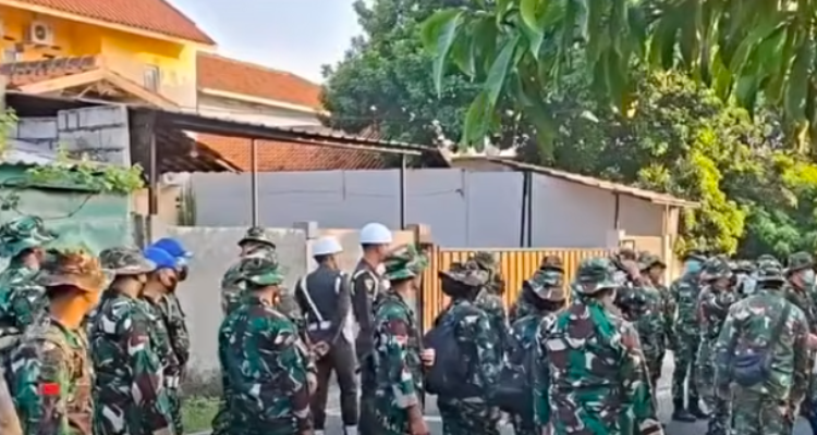 Doc. Sejumlah personel TNI bersiaga di kawasan rumah dinas Denzihandak TNI Angkatan Darat, Lenteng Agung, Jakarta Selatan, saat pelaksanaan proses pengosongan rumah dinas, Selasa (9/6/2026). Kehadiran personel dilakukan untuk mengamankan jalannya kegiatan dan menjaga ketertiban selama proses eksekusi berlangsung.