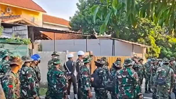 Doc. Sejumlah personel TNI bersiaga di kawasan rumah dinas Denzihandak TNI Angkatan Darat, Lenteng Agung, Jakarta Selatan, saat pelaksanaan proses pengosongan rumah dinas, Selasa (9/6/2026). Kehadiran personel dilakukan untuk mengamankan jalannya kegiatan dan menjaga ketertiban selama proses eksekusi berlangsung.