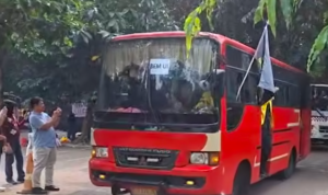 Doc. Bus yang mengangkut peserta aksi dari Badan Eksekutif Mahasiswa Universitas Indonesia (BEM UI) bersiap menuju lokasi penyampaian aspirasi di kawasan Bundaran Hotel Indonesia, Jakarta Pusat, Jumat (12/6/2026). Aksi tersebut mengangkat sejumlah isu terkait kondisi ekonomi nasional dan kebijakan publik.