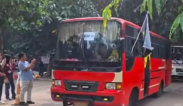 Doc. Bus yang mengangkut peserta aksi dari Badan Eksekutif Mahasiswa Universitas Indonesia (BEM UI) bersiap menuju lokasi penyampaian aspirasi di kawasan Bundaran Hotel Indonesia, Jakarta Pusat, Jumat (12/6/2026). Aksi tersebut mengangkat sejumlah isu terkait kondisi ekonomi nasional dan kebijakan publik.