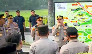 Doc. Pimpinan apel memberikan arahan kepada personel gabungan Polri, TNI, dan instansi terkait saat Apel Kesiapan Pengamanan Aksi Demonstrasi Mahasiswa di kawasan Gedung DPR/MPR RI, Jakarta, Jumat (12/6/2026). Dalam arahannya, personel diinstruksikan mengedepankan pendekatan humanis, profesional, dan persuasif guna menjaga keamanan serta memastikan penyampaian aspirasi masyarakat berlangsung tertib dan kondusif.