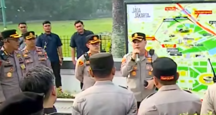 Doc. Pimpinan apel memberikan arahan kepada personel gabungan Polri, TNI, dan instansi terkait saat Apel Kesiapan Pengamanan Aksi Demonstrasi Mahasiswa di kawasan Gedung DPR/MPR RI, Jakarta, Jumat (12/6/2026). Dalam arahannya, personel diinstruksikan mengedepankan pendekatan humanis, profesional, dan persuasif guna menjaga keamanan serta memastikan penyampaian aspirasi masyarakat berlangsung tertib dan kondusif.