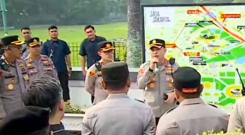 Doc. Pimpinan apel memberikan arahan kepada personel gabungan Polri, TNI, dan instansi terkait saat Apel Kesiapan Pengamanan Aksi Demonstrasi Mahasiswa di kawasan Gedung DPR/MPR RI, Jakarta, Jumat (12/6/2026). Dalam arahannya, personel diinstruksikan mengedepankan pendekatan humanis, profesional, dan persuasif guna menjaga keamanan serta memastikan penyampaian aspirasi masyarakat berlangsung tertib dan kondusif.