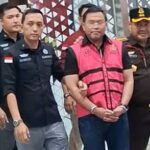 Doc. Sony Sanjaya mengenakan rompi tahanan saat berada dalam pengawalan petugas Kejaksaan Agung terkait proses hukum yang sedang berlangsung