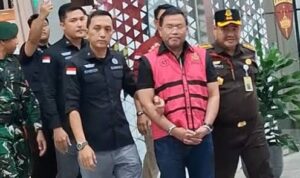 Doc. Sony Sanjaya mengenakan rompi tahanan saat berada dalam pengawalan petugas Kejaksaan Agung terkait proses hukum yang sedang berlangsung