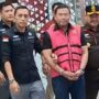 Doc. Sony Sanjaya mengenakan rompi tahanan saat berada dalam pengawalan petugas Kejaksaan Agung terkait proses hukum yang sedang berlangsung
