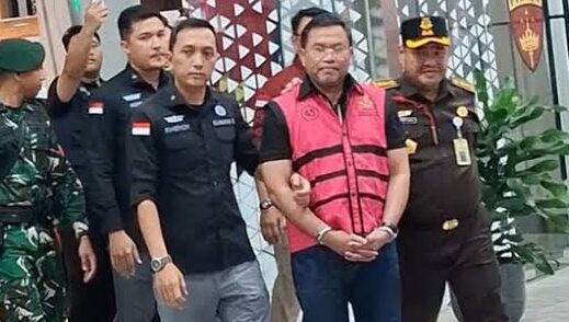 Doc. Sony Sanjaya mengenakan rompi tahanan saat berada dalam pengawalan petugas Kejaksaan Agung terkait proses hukum yang sedang berlangsung