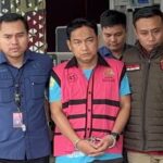 Doc. Hery Susanto mengenakan rompi tahanan Kejaksaan Agung saat menjalani proses hukum terkait perkara yang sedang ditangani penyidik. Status hukum yang bersangkutan turut menjadi salah satu pertimbangan Majelis Etik Ombudsman RI dalam menjatuhkan sanksi pemberhentian tidak dengan hormat dari jabatan Ketua merangkap Anggota Ombudsman RI periode 2026–2031.