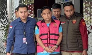 Doc. Hery Susanto mengenakan rompi tahanan Kejaksaan Agung saat menjalani proses hukum terkait perkara yang sedang ditangani penyidik. Status hukum yang bersangkutan turut menjadi salah satu pertimbangan Majelis Etik Ombudsman RI dalam menjatuhkan sanksi pemberhentian tidak dengan hormat dari jabatan Ketua merangkap Anggota Ombudsman RI periode 2026–2031.