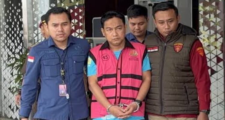Doc. Hery Susanto mengenakan rompi tahanan Kejaksaan Agung saat menjalani proses hukum terkait perkara yang sedang ditangani penyidik. Status hukum yang bersangkutan turut menjadi salah satu pertimbangan Majelis Etik Ombudsman RI dalam menjatuhkan sanksi pemberhentian tidak dengan hormat dari jabatan Ketua merangkap Anggota Ombudsman RI periode 2026–2031.