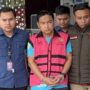 Doc. Hery Susanto mengenakan rompi tahanan Kejaksaan Agung saat menjalani proses hukum terkait perkara yang sedang ditangani penyidik. Status hukum yang bersangkutan turut menjadi salah satu pertimbangan Majelis Etik Ombudsman RI dalam menjatuhkan sanksi pemberhentian tidak dengan hormat dari jabatan Ketua merangkap Anggota Ombudsman RI periode 2026–2031.