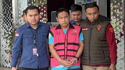 Doc. Hery Susanto mengenakan rompi tahanan Kejaksaan Agung saat menjalani proses hukum terkait perkara yang sedang ditangani penyidik. Status hukum yang bersangkutan turut menjadi salah satu pertimbangan Majelis Etik Ombudsman RI dalam menjatuhkan sanksi pemberhentian tidak dengan hormat dari jabatan Ketua merangkap Anggota Ombudsman RI periode 2026–2031.