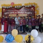 Doc. Foto bersama Kepala SDN 01 Bhakti Negara, dewan guru, komite sekolah, orang tua siswa, dan siswa kelas VI usai kegiatan Pentas Seni dan Pelepasan Siswa Tahun Ajaran 2025/2026 di Gedung Balai Desa Bhakti Negara, Kecamatan Baradatu, Kabupaten Way Kanan, Senin (1/6/2026).