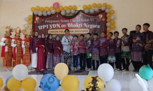 Doc. Foto bersama Kepala SDN 01 Bhakti Negara, dewan guru, komite sekolah, orang tua siswa, dan siswa kelas VI usai kegiatan Pentas Seni dan Pelepasan Siswa Tahun Ajaran 2025/2026 di Gedung Balai Desa Bhakti Negara, Kecamatan Baradatu, Kabupaten Way Kanan, Senin (1/6/2026).