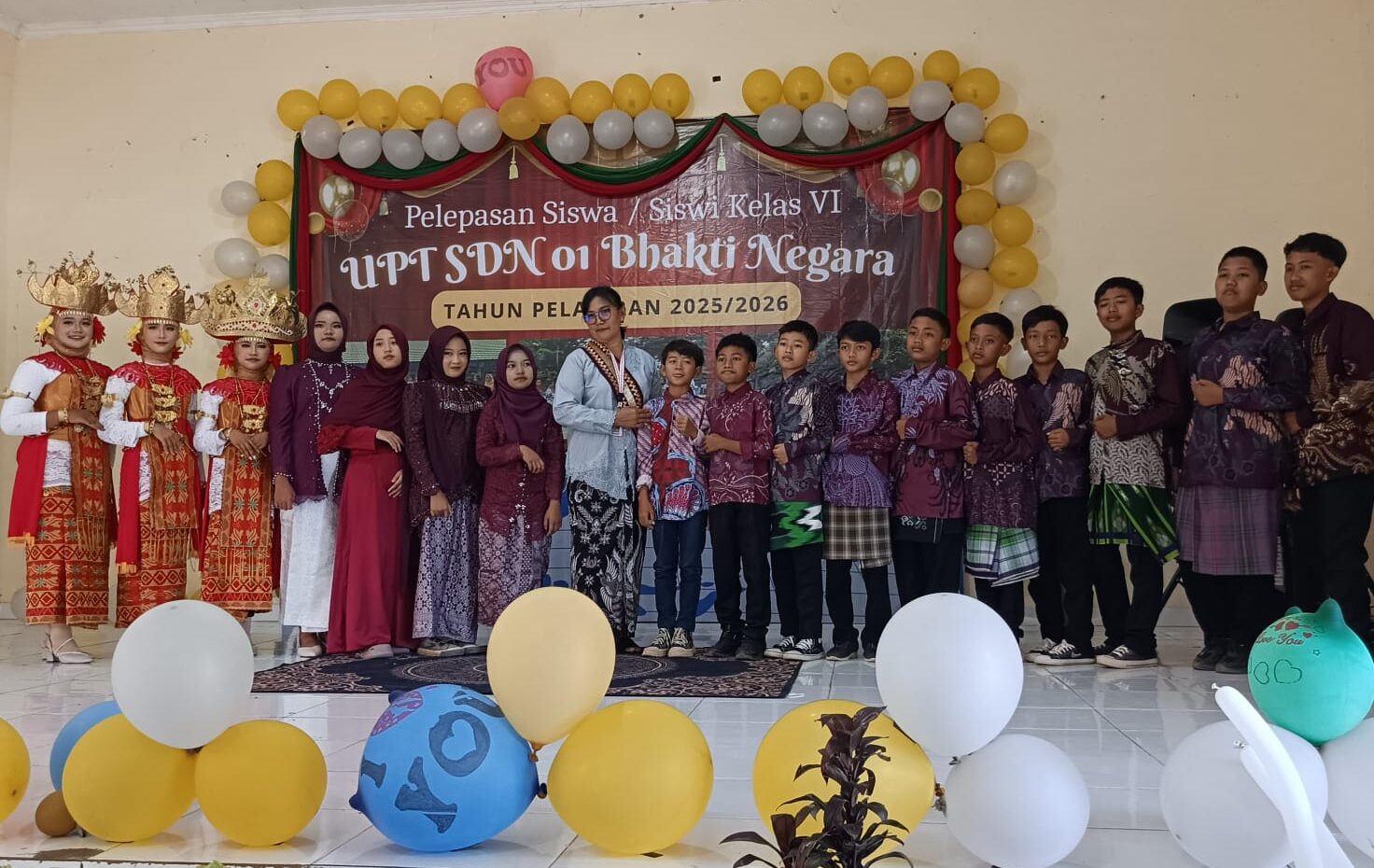 Doc. Foto bersama Kepala SDN 01 Bhakti Negara, dewan guru, komite sekolah, orang tua siswa, dan siswa kelas VI usai kegiatan Pentas Seni dan Pelepasan Siswa Tahun Ajaran 2025/2026 di Gedung Balai Desa Bhakti Negara, Kecamatan Baradatu, Kabupaten Way Kanan, Senin (1/6/2026).