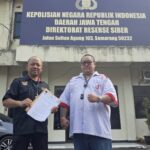 Doc. Eko Affandy didampingi Advokat Donny Andretti usai menyampaikan laporan terkait dugaan penggunaan bukti transfer palsu dalam proses pendaftaran PKPA-UPA FERADI WPI kepada Direktorat Reserse Siber Polda Jawa Tengah di Semarang, Selasa (2/6/2026). Laporan tersebut diajukan untuk ditindaklanjuti sesuai mekanisme hukum yang berlaku.