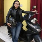 Doc. Tyas Susanti, S.E., berfoto bersama sepeda motor miliknya yang telah kembali diterima setelah sebelumnya sempat tidak berada dalam penguasaannya. Tyas menyampaikan apresiasi atas pendampingan hukum yang diberikan Adv. Donny Andretti dalam membantu proses penyelesaian persoalan tersebut.