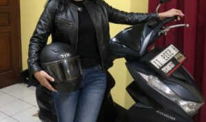 Doc. Tyas Susanti, S.E., berfoto bersama sepeda motor miliknya yang telah kembali diterima setelah sebelumnya sempat tidak berada dalam penguasaannya. Tyas menyampaikan apresiasi atas pendampingan hukum yang diberikan Adv. Donny Andretti dalam membantu proses penyelesaian persoalan tersebut.