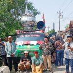 Doc. Warga Dukuh Dronjong berfoto bersama di depan kendaraan yang digunakan dalam arak-arakan mustoko Mushola Darussalam sebelum prosesi menuju lokasi pembangunan di Desa Kendalsari, Kecamatan Petarukan, Kabupaten Pemalang, Jawa Tengah.