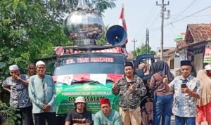 Doc. Warga Dukuh Dronjong berfoto bersama di depan kendaraan yang digunakan dalam arak-arakan mustoko Mushola Darussalam sebelum prosesi menuju lokasi pembangunan di Desa Kendalsari, Kecamatan Petarukan, Kabupaten Pemalang, Jawa Tengah.