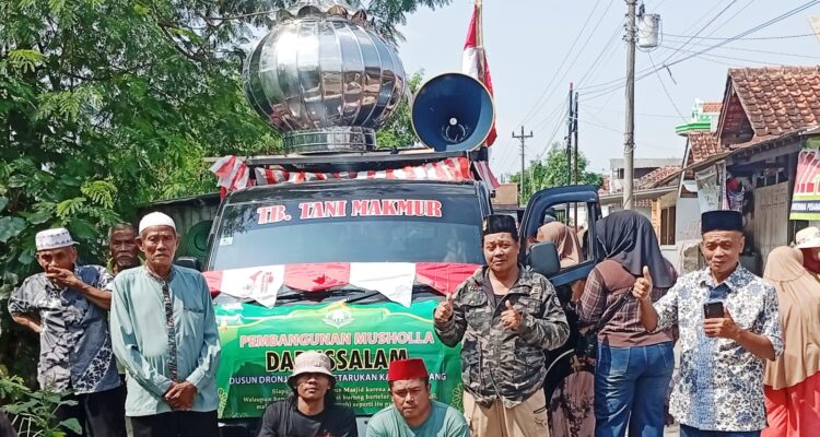 Doc. Warga Dukuh Dronjong berfoto bersama di depan kendaraan yang digunakan dalam arak-arakan mustoko Mushola Darussalam sebelum prosesi menuju lokasi pembangunan di Desa Kendalsari, Kecamatan Petarukan, Kabupaten Pemalang, Jawa Tengah.