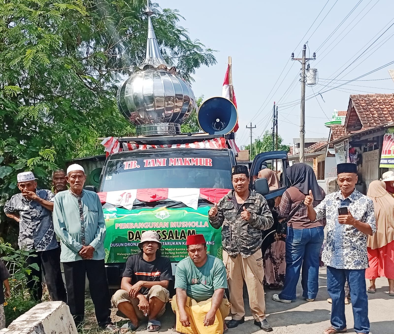 Doc. Warga Dukuh Dronjong berfoto bersama di depan kendaraan yang digunakan dalam arak-arakan mustoko Mushola Darussalam sebelum prosesi menuju lokasi pembangunan di Desa Kendalsari, Kecamatan Petarukan, Kabupaten Pemalang, Jawa Tengah.