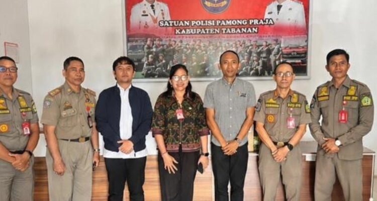 Doc. Kasat Reskrim Polres Tabanan bersama peserta Sosialisasi Korwasbin Penyidik Polri kepada PPNS Kabupaten Tabanan berfoto bersama setelah kegiatan yang berlangsung di Kantor Satpol PP Kabupaten Tabanan.
