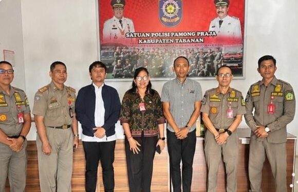 Doc. Kasat Reskrim Polres Tabanan bersama peserta Sosialisasi Korwasbin Penyidik Polri kepada PPNS Kabupaten Tabanan berfoto bersama setelah kegiatan yang berlangsung di Kantor Satpol PP Kabupaten Tabanan.