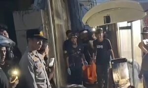 Doc. Petugas kepolisian bersama relawan emergency melakukan proses evakuasi jenazah yang ditemukan di kawasan Mahat Kasan, Jalan Gatot Subroto, Kelurahan Kuripan, Kecamatan Banjarmasin Timur, Kota Banjarmasin, Rabu (3/6/2026). Jenazah dievakuasi menggunakan kantong jenazah untuk dibawa ke fasilitas terkait guna keperluan identifikasi dan pemeriksaan lebih lanjut dalam rangka penyelidikan kasus.
