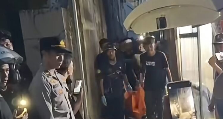 Doc. Petugas kepolisian bersama relawan emergency melakukan proses evakuasi jenazah yang ditemukan di kawasan Mahat Kasan, Jalan Gatot Subroto, Kelurahan Kuripan, Kecamatan Banjarmasin Timur, Kota Banjarmasin, Rabu (3/6/2026). Jenazah dievakuasi menggunakan kantong jenazah untuk dibawa ke fasilitas terkait guna keperluan identifikasi dan pemeriksaan lebih lanjut dalam rangka penyelidikan kasus.