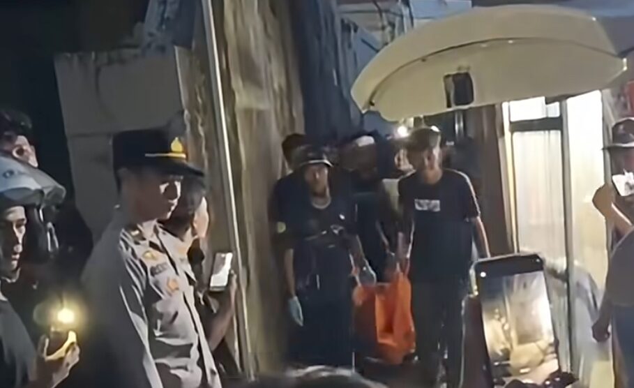 Doc. Petugas kepolisian bersama relawan emergency melakukan proses evakuasi jenazah yang ditemukan di kawasan Mahat Kasan, Jalan Gatot Subroto, Kelurahan Kuripan, Kecamatan Banjarmasin Timur, Kota Banjarmasin, Rabu (3/6/2026). Jenazah dievakuasi menggunakan kantong jenazah untuk dibawa ke fasilitas terkait guna keperluan identifikasi dan pemeriksaan lebih lanjut dalam rangka penyelidikan kasus.